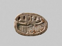 Aeg V 13 Unterseite  Aeg V 13, Rückseite, Skarabäus, Fayence, L 1,3 cm, B 1,0 cm, H 0,7 cm